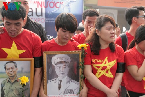 Hanoians pay last respects to General Vo Nguyen Giap - ảnh 5